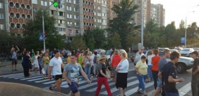 Киевляне вновь вышли с протестом к метро Героев Днепра: фото - Фото