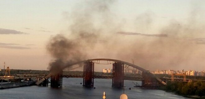 В Киеве произошел пожар на Подольско-Воскресенском мосту: фото - Фото