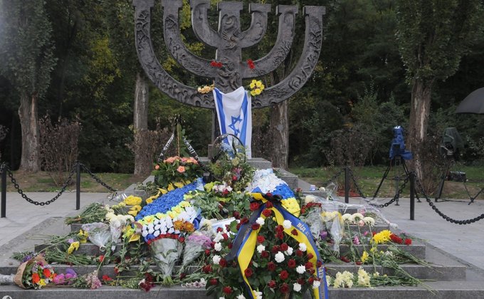В Киеве почтили память жертв Бабьего Яра: фото