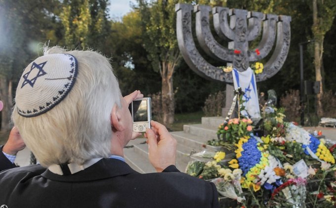 В Киеве почтили память жертв Бабьего Яра: фото