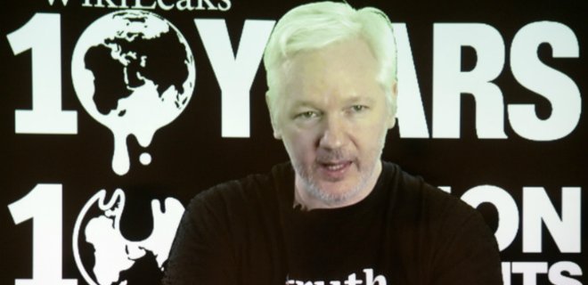 Основателя сайта WikiLeaks Ассанжа лишили интернета - Фото