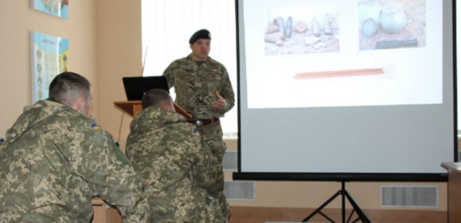Британские инструкторы обучат украинских военных логистике - Фото
