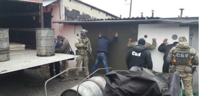 СБУ: Командование воинской части продавало топливо из зоны АТО - Фото