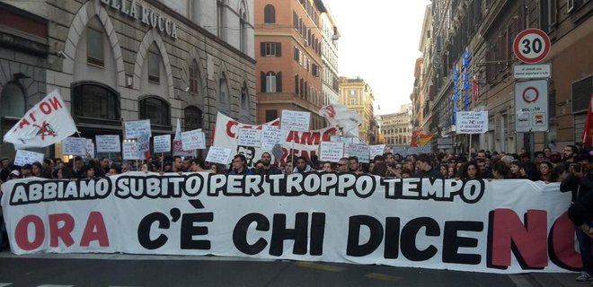 В Риме тысячи людей вышли на марш против конституционной реформы - Фото