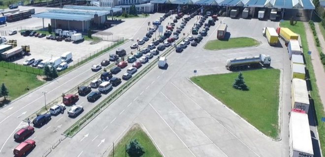 На границе с Польшей в очередях стоят около тысячи машин - Фото