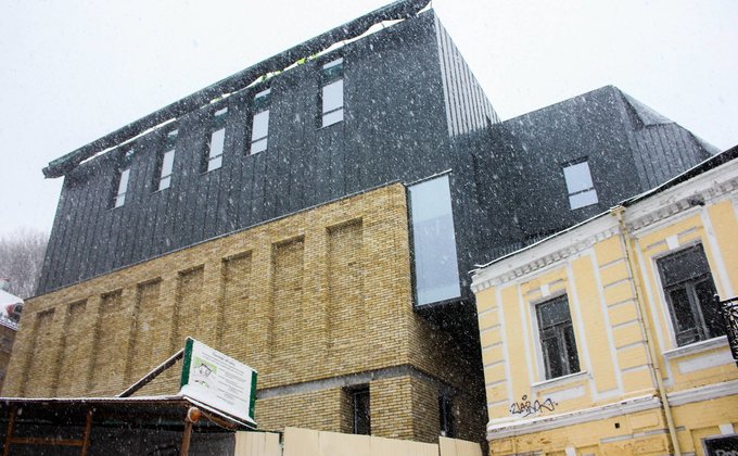 В Киеве открыли фасад скандального Театра на Подоле: фото
