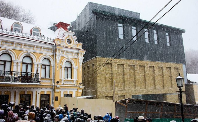 В Киеве открыли фасад скандального Театра на Подоле: фото
