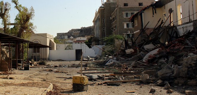 В Йемене смертник взорвал 40 военных - Фото