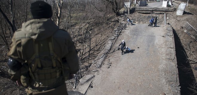 При обстреле боевиками КПВВ Станица Луганская ранен пограничник - Фото
