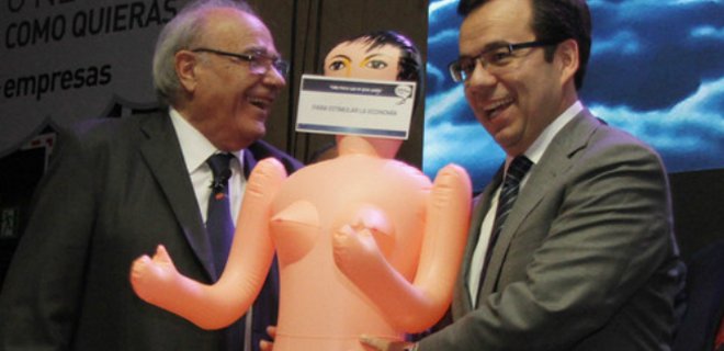 Министр экономики Чили извинился за свою реакцию на секс-куклу - Фото