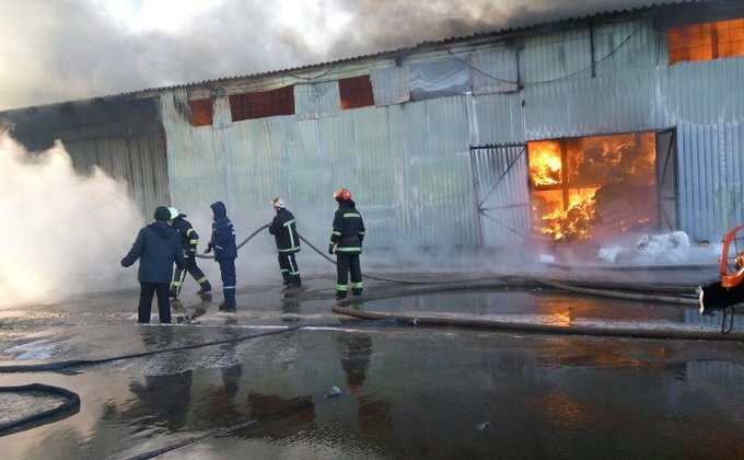 Под Киевом горит склад с бытовой химией