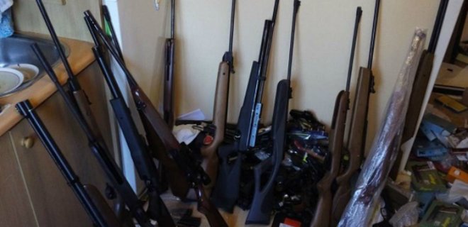 В квартире у киевлянина полиция обнаружила схрон оружия: фото - Фото