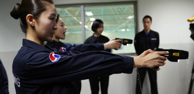 Авиакомпания Korean Air разрешила стюардессам использовать шокеры - Фото