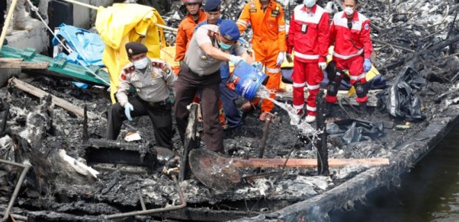 В Индонезии загорелся катер: погибли пять человек - фото - Фото