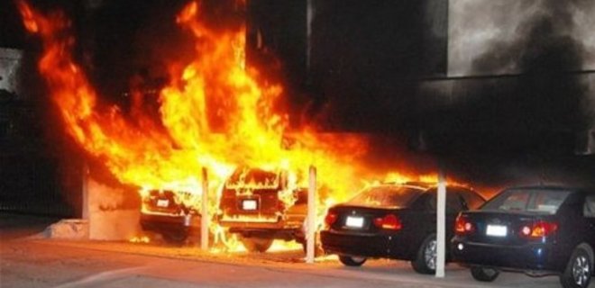 Во Франции в новогоднюю ночь сгорели 25 автомобилей - Фото