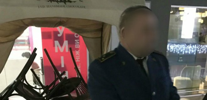 В аэропорту Киев при получении взятки задержан инспектор таможни - Фото