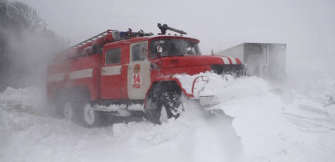 ГСЧС: В снежных заторах остаются 60 автомобилей и 3 автобуса - Фото