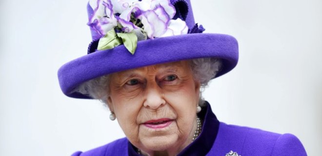 Королева Елизавета II впервые появилась на публике после простуды - Фото
