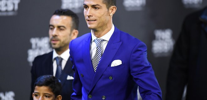 Криштиану Роналду стал лучшим футболистом года по версии ФИФА  - Фото
