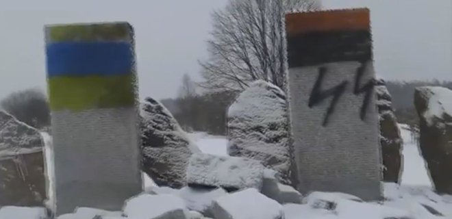Польша готовит ноту протеста из-за разрушения памятника в Украине - Фото