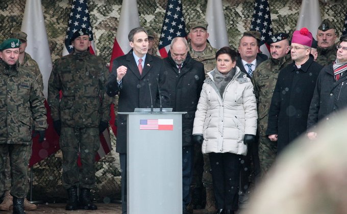 Премьер Польши приветствовала военных "сильнейшей армии мира"