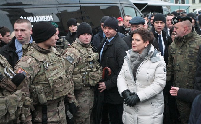 Премьер Польши приветствовала военных "сильнейшей армии мира"