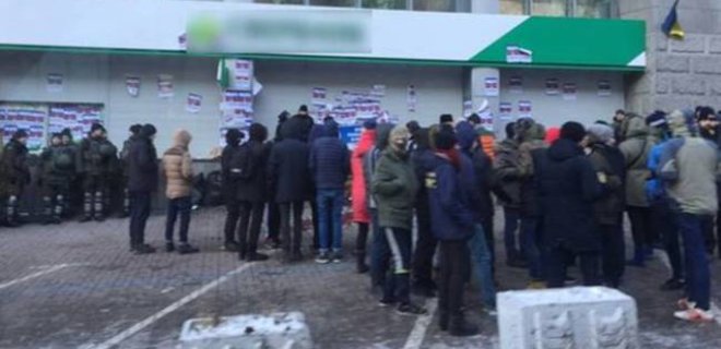 В Киеве обклеили плакатами фасады банков страны-агрессора: фото - Фото
