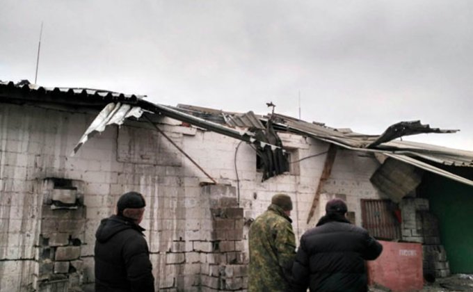 Последствия обстрелов боевиками Авдеевки, Марьинки, Сартаны: фото