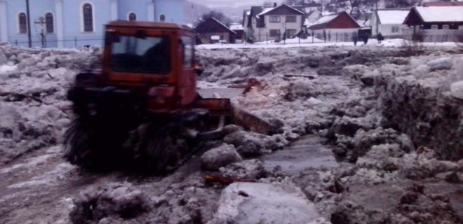 На Закарпатье в селевой поток попал автомобиль: фото - Фото