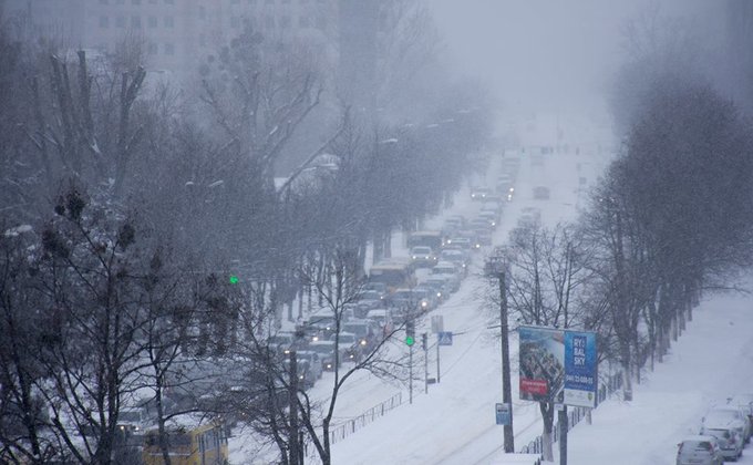 В Украине снегопады, Киев сковали пробки: фото