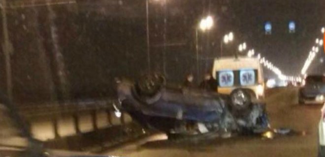 На Московском мосту перевернулся Chevrolet, вызвав пробку: фото - Фото