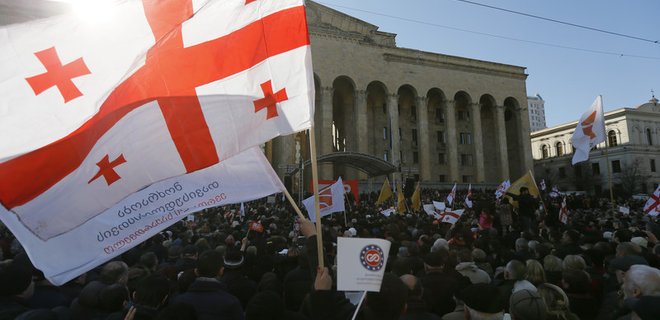 В Грузии тысячи людей вышли на митинг в защиту свободы слова - Фото