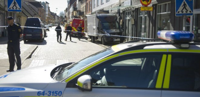 В Стокгольме мигранты жгли шины и  бросались на полицию - Фото