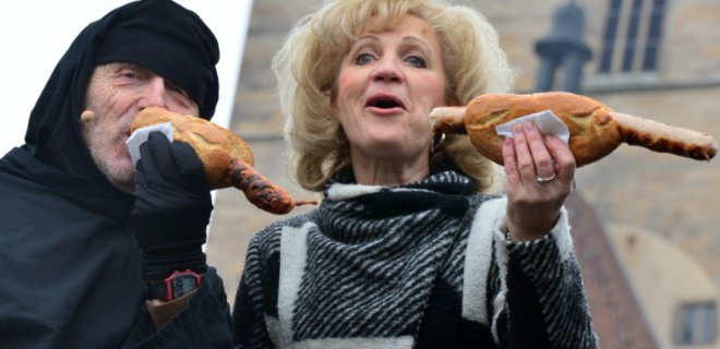 В ФРГ требуют включить сосиски в меню вегетарианского фестиваля - Фото
