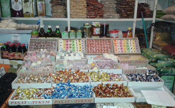 В Киеве таджики готовили сладости в жутких условиях: фото, видео
