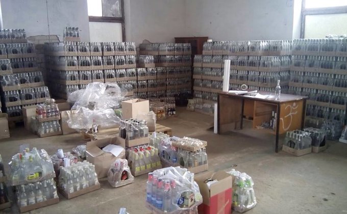 В Каховке изъято 65 тысяч бутылок контрафактного алкоголя: фото