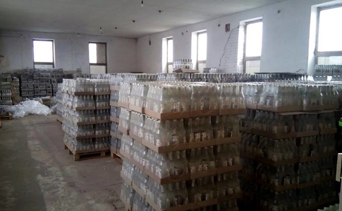 В Каховке изъято 65 тысяч бутылок контрафактного алкоголя: фото