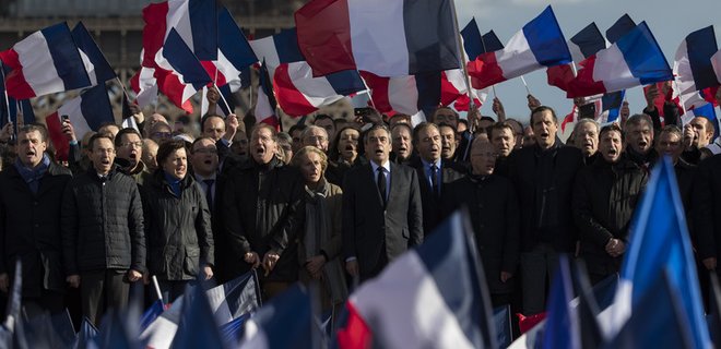 В Париже проходит массовый митинг в поддержку Франсуа Фийона - Фото