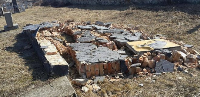 В Одесской области разрушена стена у памятника жертвам Холокоста - Фото