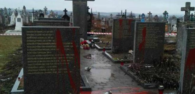 Осквернение памятников полякам: полиция начала расследование - Фото
