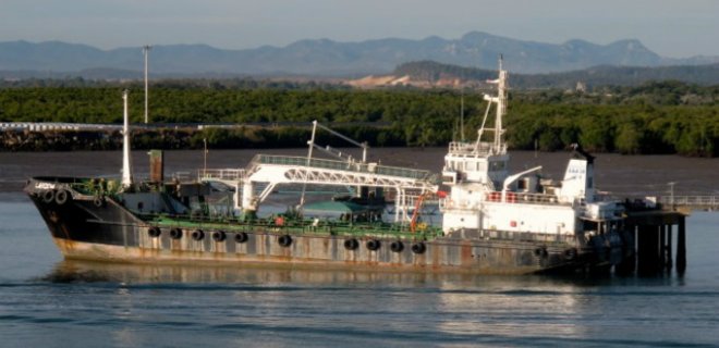 Захватившие танкер сомалийские пираты потребовали выкуп - Фото