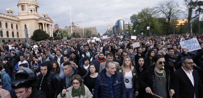 В Сербии тысячи протестовали против избрания президентом Вучича - Фото