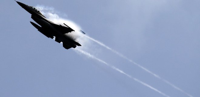 В США упал истребитель F-16, пилот выжил - Фото