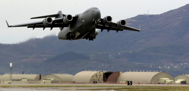 Военный самолет неожиданно сблизился с бортом №1 Трампа - СМИ - Фото