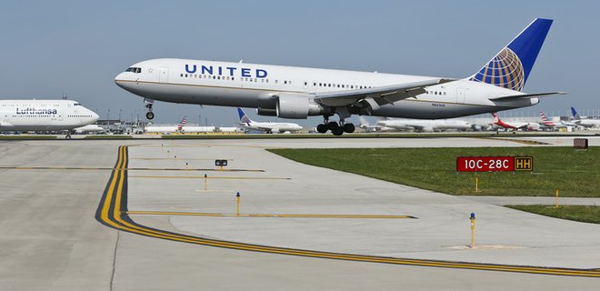 Скандал с United Airlines: Избитому пассажиру нужна пластика носа - Фото