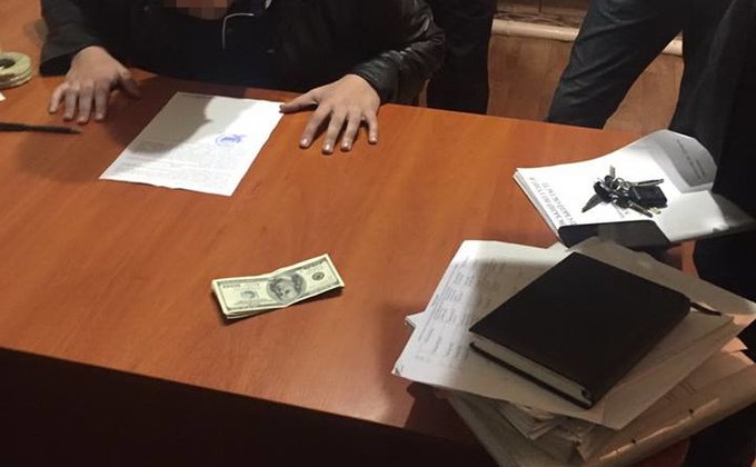В Одесской области полицейского поймали на взятке $500 - СБУ