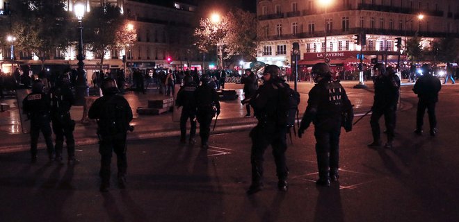 Во время протестов в Париже задержали три человека - Фото