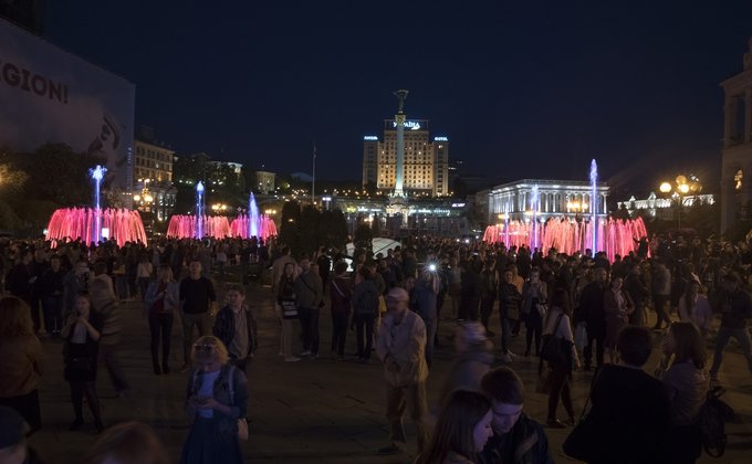 В Киеве на Майдане открыли свето-музыкальный фонтан: фото