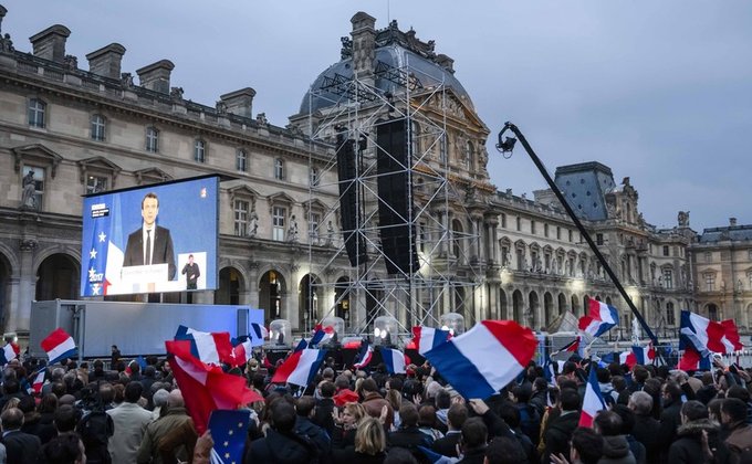 Сторонники Макрона устроили праздник у Лувра: фото