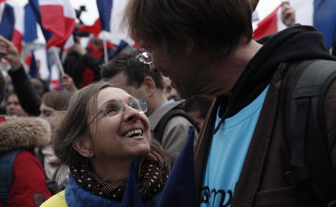 Сторонники Макрона устроили праздник у Лувра: фото